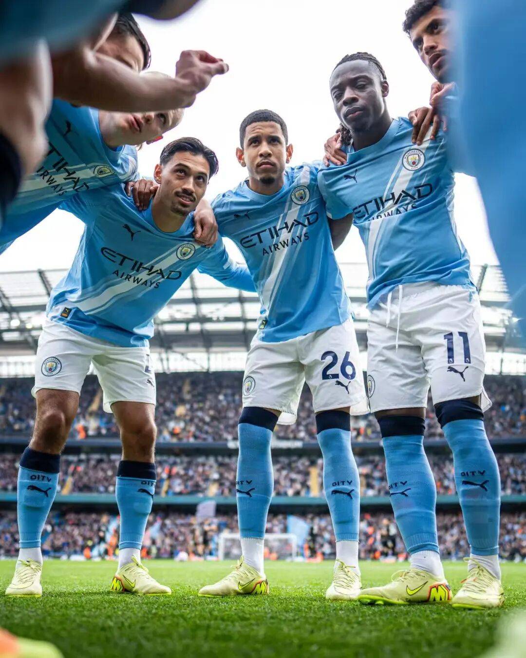 詹姆斯赛后向卡斯尔赠送签名球衣：年轻的国王，继续加油