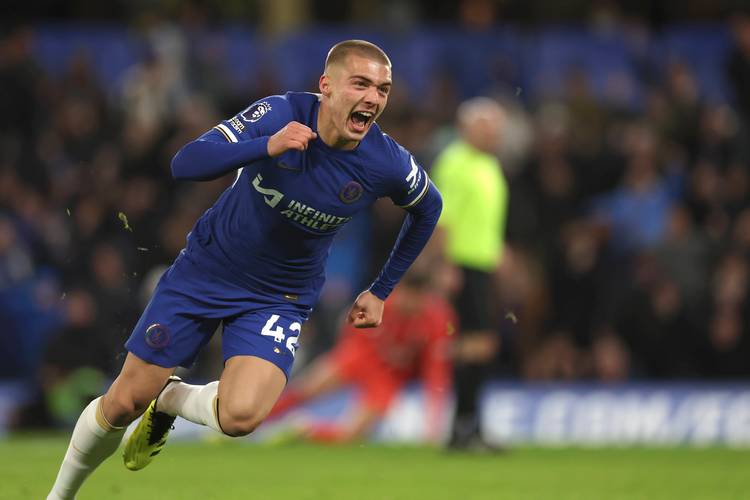 曼联主场迎战西汉姆联，两队均形势不佳，曼联有望取胜。