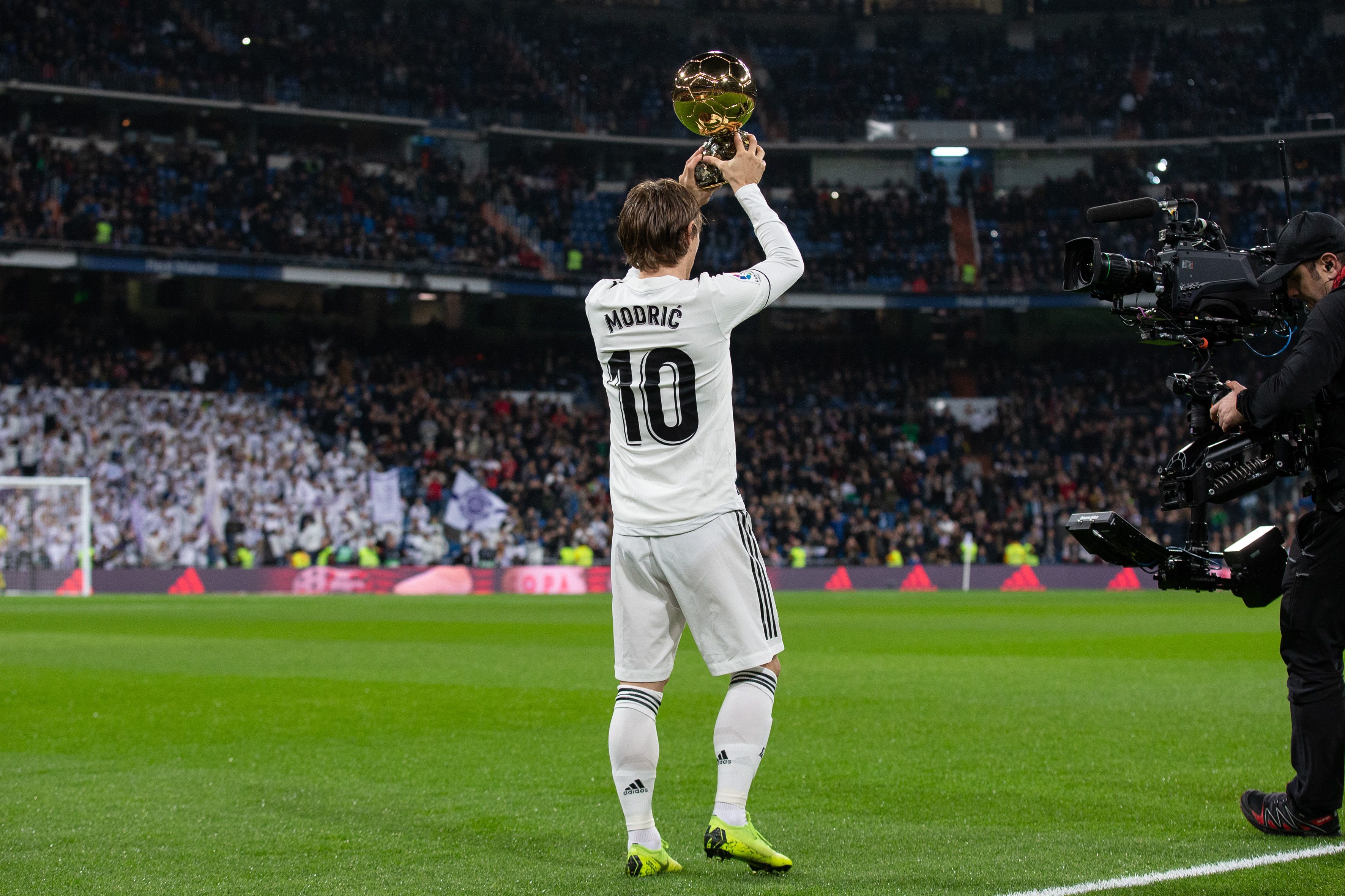 詹姆斯关键三分绝杀比赛