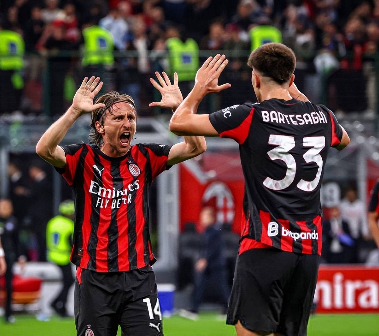 半场： 萨索洛2-1佛罗伦萨，曼德拉戈拉点射，沃尔帕托破门