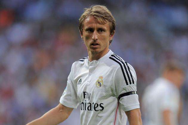 球员倒地后仍把球传出去，太拼