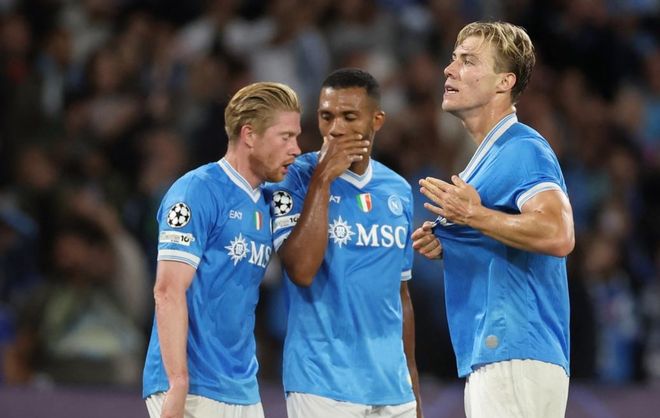 中超俱乐部欠薪问题严峻，准入审核难度大，职业化进程仍不完善。