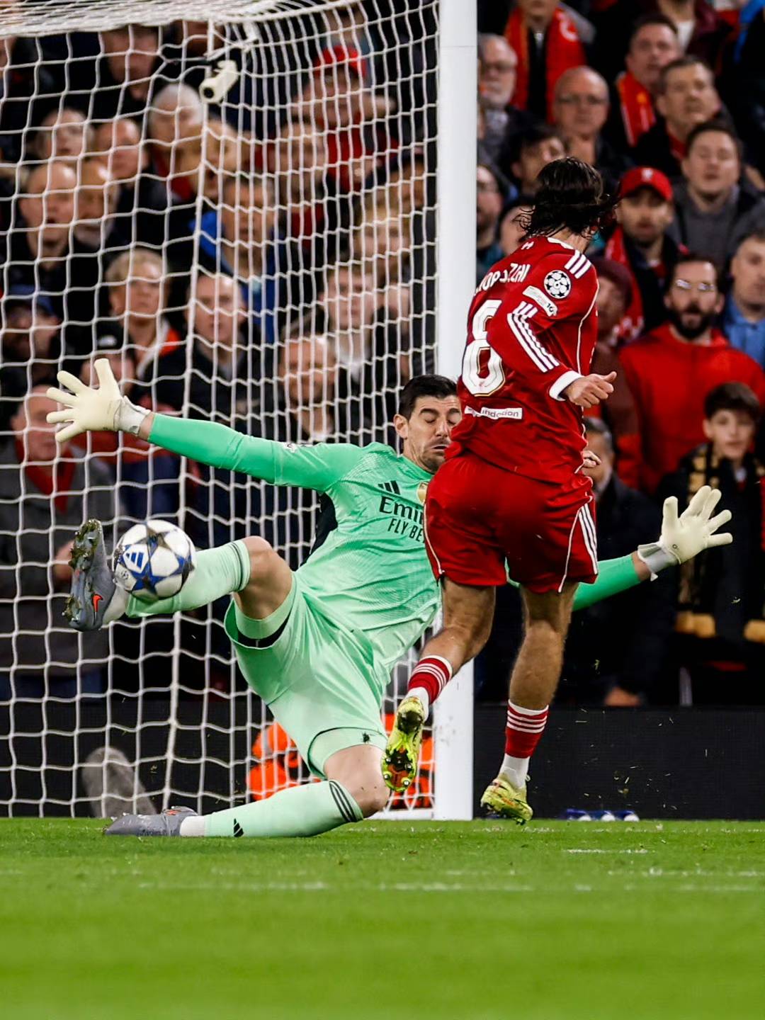 记者：哲凯赖什手指骨折，但他带伤坚持参加比赛和训练